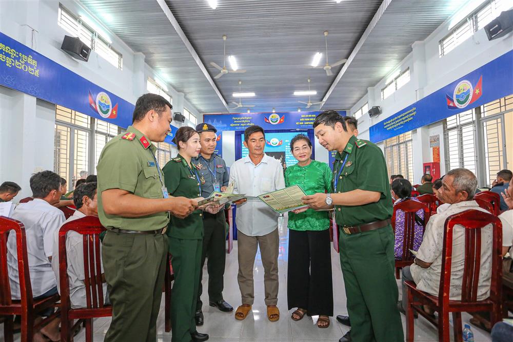 Tổ chức tuyên truyền pháp luật cho nhân dân vùng biên xây dựng thế trận lòng dân vững chắc